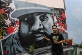Un graffeur dans son atelier devant le portrait du rappeur américain Ice Cube, le 20 février 2017 à Ho Chi Minh-Ville