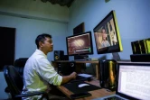 Le réalisateur Na Gyi monte un film dans son studio à Rangoun, le 24 mai 2019 en Birmanie