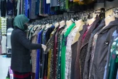 Une femme dans une boutique de vêtements nationaux au bazar Korvon à Douchanbé, le 2 décembre 2024 au Tadjikistan