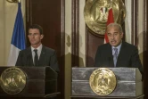 Les Premiers ministres français Manuel Valls et égyptien Sherif Ismail lors d'une conférence de presse le 10 octobre 2015 au Caire