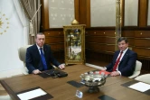 Photo fournie par les autorités turques du  président turc Recep Tayyip Erdogan et du premier ministre Ahmet Davutoglu, lors d'une rencontre au palais présidentiel le 28 août 2015 à Ankara