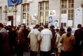 Les visiteurs se pressent dans la cour de la Sorbonne occupée, où des portraits de Che Guevara et Léon Trotsky ont été placardés