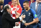 Noël Le Graët remet le trophée du Meilleur jeune de la Coupe du monde, après la finale remportée par la France, le 15 juillet 2018 à Moscou 