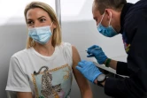 Un membre de la Croix-Rouge française administre une dose de vaccin dans un centre de vaccination de Nanterre, près de Paris, le 3 mai 2021.
 