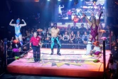 Un match de catch durant un spectacle de Lucha Vavoom au Mayan Theater de Los Angeles, en Californie, le 11 février 2022
