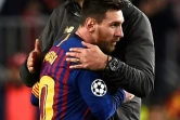 L'entraîneur de Liverpool Jürgen Klopp (d) salue l'attaquant barcelonais Lionel Messi à l'issue de la demi-finale aller de Ligue des champions, le 1er mai 2019 à Barcelone