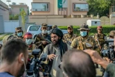 Un chef des forces spéciales talibanes (au centre) parle à des journalistes après avoir empêché une manifestation de femmes devant une école à Kaboul le 30 septembre 2021