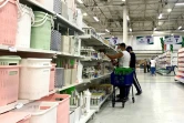 Des clients font leurs courses au supermarché Megasis à Caracas le 31 juillet 2020