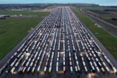 Des camions bloqués faute de pouvoir traverser la Manche, stationnés sur le tarmac de l'aéroport de Manston, près de Ramsgate au Royaume-Uni, le 22 décembre 2020