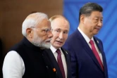 Le président russe Vladimir Poutine entre le Premier ministre indien Narendra Modi (g) et le président chinois Xi Jinping, au sommet des Brics de Kazan, dans le centre de la Russie, le 23 octobre 2024