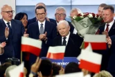 Le chef du parti Droit et Justice (PiS), Jaroslaw Kaczynski (c) et le Premier ministre polonais Mateusz Morawiecki (g), après les sondages à la sortie des urnes, le 15 octobre 2023 à Varsovie