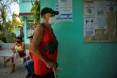 Des personnes attendent de recevoir une injection du candidat-vaccin cubain Abdala contre le Covid-19, le 12 mai 2021 à La Havane