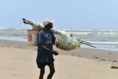Un pêcheur marche sur la rive de l'estuaire de la rivière Sabaki à Malindi, au Kenya, le 10 février 2022