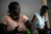Maria Paul, 53 ans, née en République dominicaine mais qui n'a jamais été enregistrée dans le pays, à côté de sa fille Yohana lors d'un entretien avec l'AFP dans leur maison de l'ouest de Saint-Domingue, le 28 mars 2023