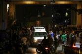 Des ambulances entourées par la foule à l'entrée de l'université américaine de Beyrouth, le 17 septembre 2024