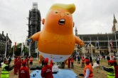 Des manifestants anti-Trump avec un ballon caricaturant le président américain près du Parlement britannique à Londres le 4 juin 2019