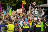 Des activistes du mouvement écologiste Extinction Rebellion bloquent une autoroute, le 9 septembre 2023 à La Haye, aux Pays-Bas