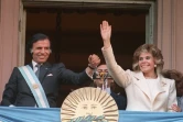 Le président argentin Carlos Menem (g) et son épouse Zulema Yoma au balcon du palais présidentiel à Buenos Aires, le 8 juillet 1989