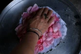 Ariana Nikolla prépare de l'eau de rose de manière traditionnelle à Përmet, le 28 mai 2025 en Albanie