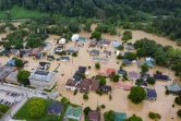 Vue aérienne de maisons sous les eaux dans la région de Jackson, le 28 juillet 2022 au Kentucky