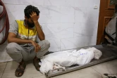 Un Palestinien pleure devant le corps d'un enfant tué dans une frappe israélienne, à l'hôpital Nasser de Khan Younèss dans le sud de la bande de Gaza, le 3 novembre 2024