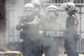 Des policiers tirent des gaz lacrymogène sur les manifestants, le 28 février 2021 à Rangoun, en Birmanie
