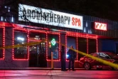 Des policiers devant un salon de massage d'Atlanta, visé par une fusillade le 16 mars 2021