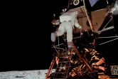Buzz Aldrin descend l'échelle du module lunaire, le 21 juillet 1969 à 03H14 GMT