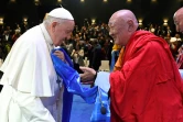 Le pape François rencontre un chef religieux lors d'une rencontre œcuménique et interreligieuse à Oulan-Bator le 3 septembre 2023