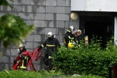 Des pompiers devant un immeuble d'habitation où un incendie s'est déclaré pendant la nuit, le 6 juin 2025 à Reims, dans la Marne