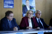 Marine Le Pen (c) s'adresse aux médias lors d'une tournée  à Pruno en Corse, le 26 novembre 2017 pour soutenir les candidats du FN Charles Giacomi (g) et Francis Nadizi (d) dans le cadre des élections pour  choisir une nouvelle collectivité unique