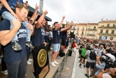 Les joueurs du MHR avec le Bouclier de Brennus devant la foule place de la Comédie à Montpellier lors des célébrations organisées à l'occasions du titre de champion du Top 14 de Montpellier le 25 juin 2022