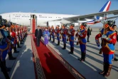Le président français Emmanuel Macron accueilli par la ministre mongole des Affaires étrangères, Battsetseg Batmunkh (d), à son arrivée à l'aéroport d'Oulan-Bator, le 21 mai 2023 en Mongolie