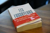 La couverture du livre "Les Fossoyeurs", qui a révélé un scandale sur des maltraitances dans un groupe gérant des Ehpad, photographié le 1er février 2022 à Paris après sa sortie