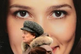 Des femmes âgées devant une publicité montrant le visage d'une jeune femme à Moscou, le 1er novembre 2012