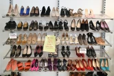 Des chaussures vendues à moitié prix dans un magasin de la Croix-Rouge britannique, le 25 juin 2020 à Londres