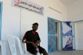 Soleiman Coulibaly, un jeune Malien secouru in extremis en Méditérrannée après le naufrage d'un bateau avec plus de 80 migrants à bord. Photo prise dans un foyer de migrants dans la ville tunisienne de Zarzis le 4 juillet 2019