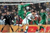 L'attaquant portugais Cristiano Ronaldo, à la lutte avec la défense irlandaise, lors des éliminatoires de la Coupe du monde 2022 au Qatar, le 11 novembre à Dublin