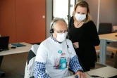 Des opérateurs contactent des malades récemment testés positifs au coronavirus, le 20 mai 2020 depuis le call center N-Allo à Bruxelles