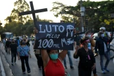 Hommage aux 100.000 morts du coronavirus au Brésil, le 7 août 2020 dans une rue de Sao Paulo  