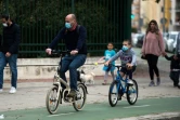 Un père et son fils en vélo dans une rue de Séville (Espagne), le 26 avril 2020
