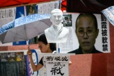 Un buste du prix Nobel Liu Xiaobo (C), décédé en juillet 2017, et un portrait de son épouse Liu Xia (D) lors d'une commémoration le 1er juin 2018 à Hong Kong avant le 29ème anniversaire de la répression en 1989 sur la place Tiananmen à Pékin