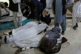 Des parents des victimes d'un attentat contre une école  pleurent devant leurs corps, le 8 mai 2021 à Kaboul, en Afghanistan