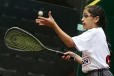 La réfugiée syrienne Raghda (c) joue au squash, le 18 novembre 2017 à Amman, en Jordanie