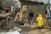 Photo transmise par la municipalité brésilienne de Recife montrant des habitants constatnt les dégâts après les pluies torrentielles et les glissements de terrain qui ont frappé le nord-est du Brésil, le 28 mai 2022