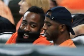 Chris Paul (d) et James Harden des Houston Rockets suivent le match Houston Astros-New York Yankees en la Ligue américaine, le 14 octobre 2017 à Houston 
