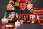 Le bureau sur lequel travaillait Diana, princesse de Galles, recouvert de quelques effets personnels choisis par ses fils, lors d'une séance photo au Palais de Buckingham à Londres, le 20 juillet 2017