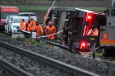Des équipes de secours sur le site d'un déraillement de train régional à Lüscherz, au nord-ouest de Berne, le 31 mars 2023 en Suisse