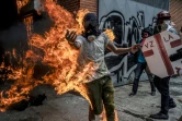 L'opposant Victor Salazar, en feu, lors d'une manifestation à Caracas, le 3 mai 2017 au Venezuela
