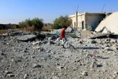 Un enfant syrien ayant fuit les combats du centre-ville de Raqa, marche dans les gravats dans le quartier de Sabahiya où il s'est réfugié, le 14 août 2017